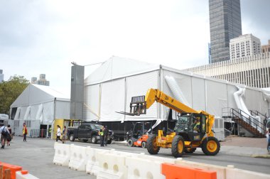 New york, ny - Eylül 04: işçiler inşa bir çadır mercedes-benz moda haftası sırasında lincoln merkezinde 04 Eylül 2012 tarihinde new York'ta.