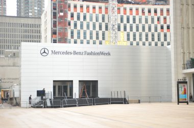 New york, ny - Eylül 04: new York'ta lincoln Center-04 Eylül 2012 mercedes-benz moda haftası sırasında çadır ön girişinde