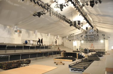 New york, ny - Eylül 04: işçiler inşa bir çadır mercedes-benz moda haftası sırasında lincoln merkezinde 04 Eylül 2012 tarihinde new York'ta.