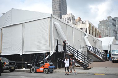 New york, ny - Eylül 04: işçiler inşa bir çadır mercedes-benz moda haftası sırasında lincoln merkezinde 04 Eylül 2012 tarihinde new York'ta.