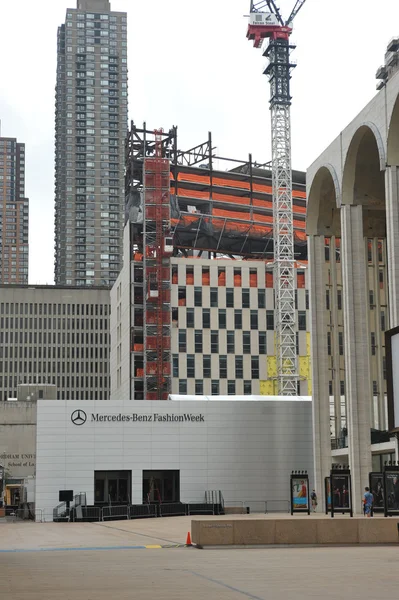 NOVA IORQUE, NY - SETEMBRO 04: Uma entrada frontal em tendas durante a Mercedes-Benz Fashion Week no Lincoln Center em 04 de setembro de 2012 em Nova York — Fotografia de Stock