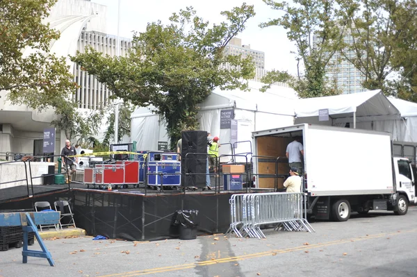 NEW YORK, NY - SEPTEMBER 04 : Workers build a backstage entrance at tents during Mercedes-Benz Fashion Week at Lincoln Center on September 04, 2012 in New York City. — Stock Photo, Image