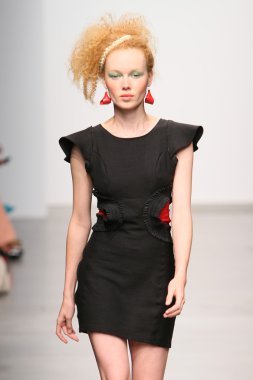 priti tarafından pier 59 new York'taki tasarım sunum nolcha moda haftası 12 Eylül 2012 2013 ilkbahar yaz için