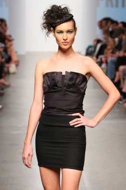 priti tarafından pier 59 new York'taki tasarım sunum nolcha moda haftası 12 Eylül 2012 2013 ilkbahar yaz için