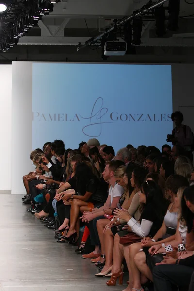 Pamela gonzales presentatie op pier 59 voor lente zomer 2013 tijdens nolcha fashionweek op 12 september 2012 in new york — Stockfoto