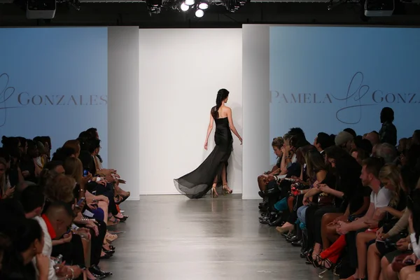 Pamela Gonzales Presentación en el muelle 59 para la Primavera Verano 2013 durante la Semana de la Moda de Nolcha el 12 de septiembre de 2012 en Nueva York — Foto de Stock