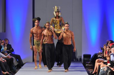 laureluxe 17 Eylül 2012 couture moda haftası sırasında 2013 ilkbahar yaz için new York'ta waldorf Astoria'da göster