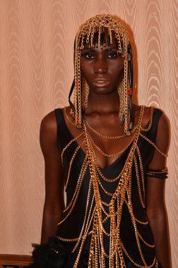 New york-17 Eylül: model alır hazır sahne arkasına laureluxe Fuarı nda waldorf Astoria'da couture moda haftası üzerinde 17 Eylül 2012, 2013 ilkbahar yaz için new York'ta