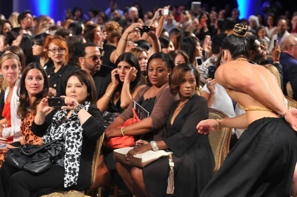 NOVA IORQUE - SETEMBRO 17: Dançarinos em pista no LaureLuxe Show no Waldorf Astoria para o verão de 2013 durante Couture Fashion Week em 17 de setembro de 2012 em Nova York — Fotografia de Stock