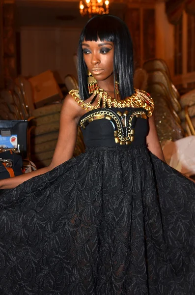 New york - september 17: model bereitet sich backstage auf der laureluxe show im waldorf astoria für frühling sommer 2013 während der couture fashion week am 17. september 2012 in new york vor — Stockfoto