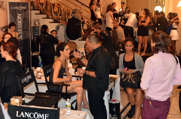 NOVA IORQUE - SETEMBRO 17: Modelo prepara-se nos bastidores do LaureLuxe Show no Waldorf Astoria para o verão de 2013 durante a Couture Fashion Week em 17 de setembro de 2012 em Nova York — Fotografia de Stock