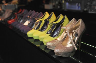 New York-13 Eylül: Tasarımcı Ayakkabı sahne arkasında Raul Penaranda hazır Xl kulübü bahar yaz 2013, Ny Fashion Week 13 Eylül 2012 tarihinde New York'ta gösteri sırasında