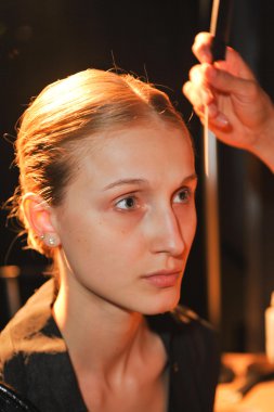 New york-13 Eylül: modelleri hazır olsun sahne arkasında ny moda haftası 13 Eylül 2012 ilkbahar yaz 2013 raul penaranda göstermelik xl kulübü, new York'ta