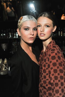 New york-13 Eylül: modelleri hazır olsun sahne arkasında ny moda haftası 13 Eylül 2012 ilkbahar yaz 2013 raul penaranda göstermelik xl kulübü, new York'ta