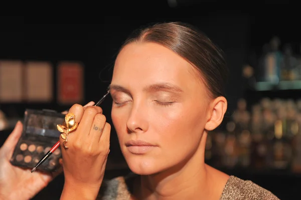 NEW YORK- SEPTEMBER 13: Models get ready backstage at the Raul Penaranda show at XL club for Spring Summer 2013 during NY Fashion Week on September 13, 2012 in New York — Stock Photo, Image