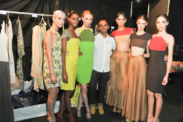 NEW YORK- 13 SEPTEMBRE : Designer et mannequins se préparent en coulisses au défilé Raul Penaranda au XL club pour le printemps été 2013 lors de la Fashion Week de New York le 13 septembre 2012 à New York — Photo