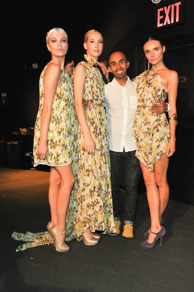 NUEVA YORK - 13 DE SEPTIEMBRE: Las modelos se preparan entre bastidores en el show de Raúl Penaranda en XL club para la Primavera Verano 2013 durante la Semana de la Moda de Nueva York el 13 de septiembre de 2012 en Nueva York — Foto de Stock