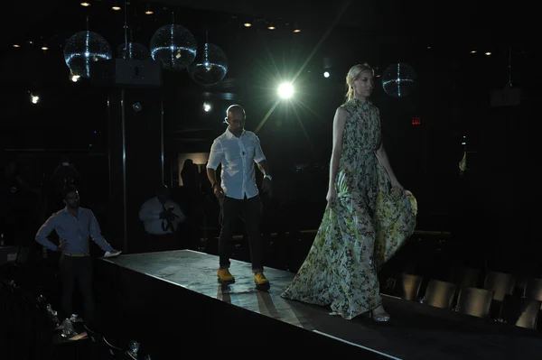 NEW YORK- SEPTEMBER 13: Designer Raul Penaranda and model at the Raul Penaranda rehearsal at XL club for Spring Summer 2013 during NY Fashion Week on September 13, 2012 in New York — Stock Photo, Image