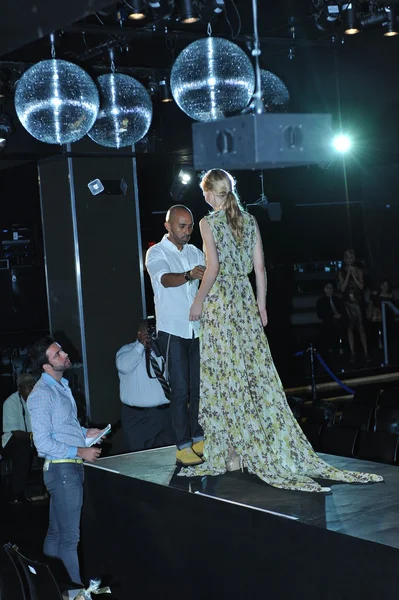 NEW YORK- SEPTEMBER 13: Designer Raul Penaranda and model at the Raul Penaranda rehearsal at XL club for Spring Summer 2013 during NY Fashion Week on September 13, 2012 in New York — Stock Photo, Image