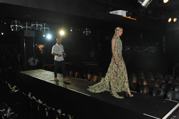 НЬЮ-ЙОРК - 13 СЕНТЯБРЯ: Дизайнер Рауль Пенаранда и модель на репетиции Рауля Пенаранды в клубе XL на весеннее лето 2013 года во время Недели Моды в Нью-Йорке 13 сентября 2012 года — стоковое фото