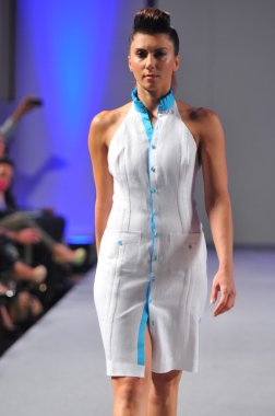 New york-17 Eylül: model diaz couture moda haftası üzerinde 17 Eylül 2012, 2013 ilkbahar yaz için new York'ta waldorf Astoria'da göstermek arcadio pist yürür