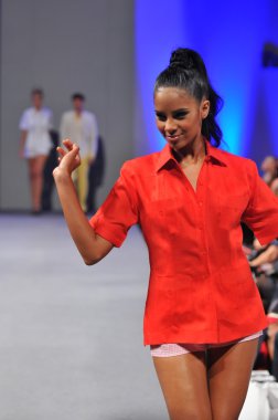 New york-17 Eylül: model diaz couture moda haftası üzerinde 17 Eylül 2012, 2013 ilkbahar yaz için new York'ta waldorf Astoria'da göstermek arcadio pist yürür