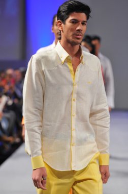 New york-17 Eylül: model diaz couture moda haftası üzerinde 17 Eylül 2012, 2013 ilkbahar yaz için new York'ta waldorf Astoria'da göstermek arcadio pist yürür