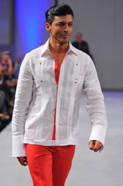 New york-17 Eylül: model diaz couture moda haftası üzerinde 17 Eylül 2012, 2013 ilkbahar yaz için new York'ta waldorf Astoria'da göstermek arcadio pist yürür