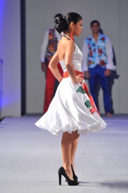 New york-17 Eylül: model ariel cedeno gösteride waldorf astoria couture moda haftası üzerinde 17 Eylül 2012, 2013 ilkbahar yaz için new York'ta pist yürür