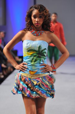 New york-17 Eylül: model ariel cedeno gösteride waldorf astoria couture moda haftası üzerinde 17 Eylül 2012, 2013 ilkbahar yaz için new York'ta pist yürür