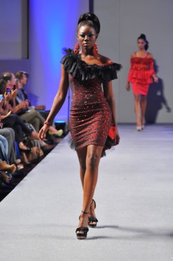 New york-17 Eylül: model ariel cedeno gösteride waldorf astoria couture moda haftası üzerinde 17 Eylül 2012, 2013 ilkbahar yaz için new York'ta pist yürür