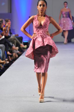 New york-17 Eylül: model ariel cedeno gösteride waldorf astoria couture moda haftası üzerinde 17 Eylül 2012, 2013 ilkbahar yaz için new York'ta pist yürür