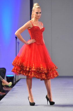 New york-17 Eylül: model ariel cedeno gösteride waldorf astoria couture moda haftası üzerinde 17 Eylül 2012, 2013 ilkbahar yaz için new York'ta pist yürür