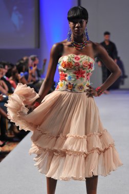 New york-17 Eylül: model ariel cedeno gösteride waldorf astoria couture moda haftası üzerinde 17 Eylül 2012, 2013 ilkbahar yaz için new York'ta pist yürür