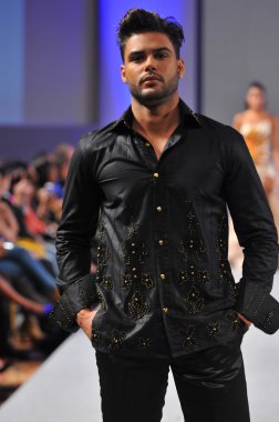 New york-17 Eylül: ariel cedeno gösteride waldorf astoria couture moda haftası üzerinde 17 Eylül 2012, 2013 ilkbahar yaz için new York'ta pist modelleri yürümek