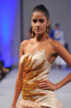 New york-17 Eylül: model ariel cedeno gösteride waldorf astoria couture moda haftası üzerinde 17 Eylül 2012, 2013 ilkbahar yaz için new York'ta pist yürür