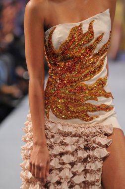 New york-17 Eylül: model ariel cedeno gösteride waldorf astoria couture moda haftası üzerinde 17 Eylül 2012, 2013 ilkbahar yaz için new York'ta pist yürür