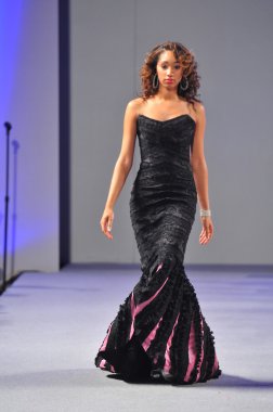 New york-17 Eylül: model ariel cedeno gösteride waldorf astoria couture moda haftası üzerinde 17 Eylül 2012, 2013 ilkbahar yaz için new York'ta pist yürür