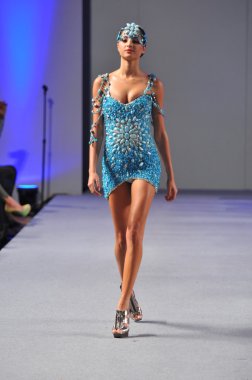 New york-17 Eylül: model ariel cedeno gösteride waldorf astoria couture moda haftası üzerinde 17 Eylül 2012, 2013 ilkbahar yaz için new York'ta pist yürür