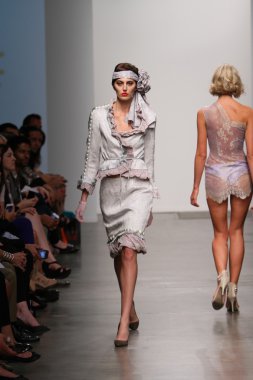 pier 59 ybcouture Show'da 2013 ilkbahar yaz için
