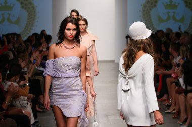 pier 59 ybcouture Show'da 2013 ilkbahar yaz için