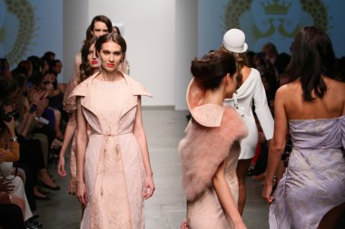 pier 59 ybcouture Show'da 2013 ilkbahar yaz için