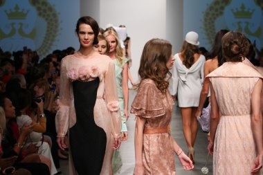 pier 59 ybcouture Show'da 2013 ilkbahar yaz için