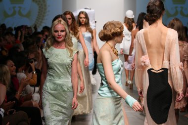 pier 59 ybcouture Show'da 2013 ilkbahar yaz için