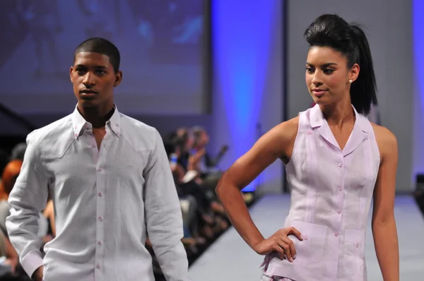 NEW YORK- SEPTEMBER 17: Model walks runway at the Arcadio Diaz show at Waldorf Astoria for Spring Summer 2013 during Couture Fashion Week on September 17, 2012 in New York — Stock Photo, Image