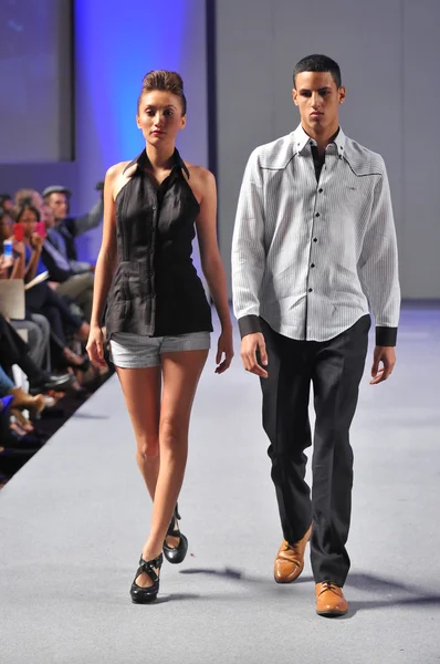 NEW YORK- SEPTEMBER 17: Model walks runway at the Arcadio Diaz show at Waldorf Astoria for Spring Summer 2013 during Couture Fashion Week on September 17, 2012 in New York — Stock Photo, Image