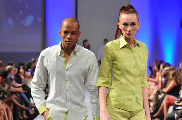 NEW YORK- SEPTEMBER 17: Model walks runway at the Arcadio Diaz show at Waldorf Astoria for Spring Summer 2013 during Couture Fashion Week on September 17, 2012 in New York — Stock Photo, Image