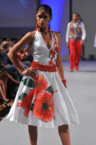 NUEVA YORK - 17 DE SEPTIEMBRE: Modelo camina pasarela en el Ariel Cedeno show en Waldorf Astoria para la Primavera Verano 2013 durante la Semana de la Moda Couture en septiembre 17, 2012 en la ciudad de Nueva York — Foto de Stock