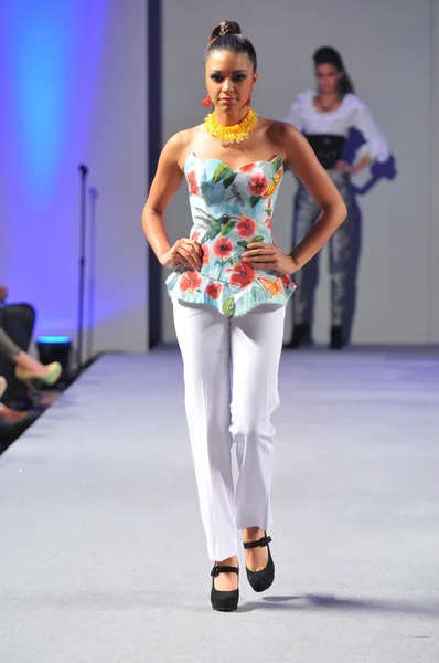 NEW YORK- SEPTEMBER 17: Model walks runway at the Ariel Cedeno show at Waldorf Astoria for Spring Summer 2013 during Couture Fashion Week on September 17, 2012 in New York City — Stock Photo, Image