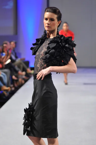 NUEVA YORK - 17 DE SEPTIEMBRE: Modelo camina pasarela en el Ariel Cedeno show en Waldorf Astoria para la Primavera Verano 2013 durante la Semana de la Moda Couture en septiembre 17, 2012 en la ciudad de Nueva York —  Fotos de Stock